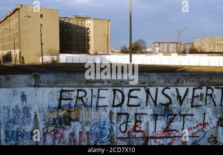 Bildbericht: Berlin kurz nach dem Fall der Mauer, hier Grafitti auf der Berliner Mauer, Deutschland, Dezember 1989. Stockfoto