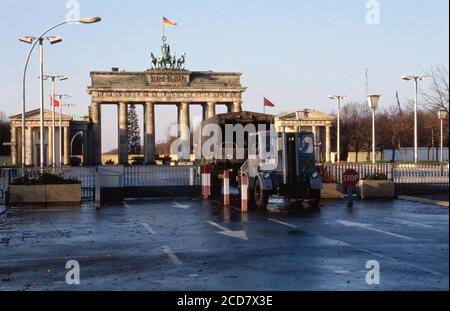 Bildbericht: Berlin kurz nach dem Fall der Mauer, hier ein NVA-Gabelstapler vor dem Brandenburger Tor, Deutschland, Dezember 1989. Stockfoto