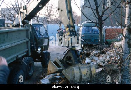 Bildbericht: Berlin kurz nach dem Fall der Mauer, hier wird Mauerschutt mit NVA-Gerät abgebrochen, Deutschland, Dezember 1989. Stockfoto