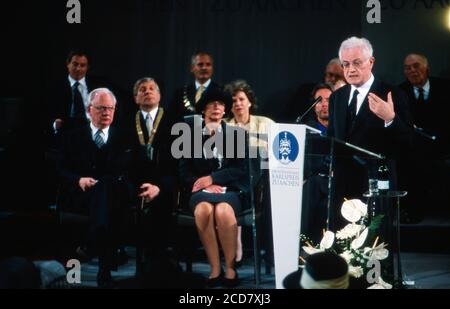 Lionel Jospin, Premierminister von Frankreich, bei einer Rede anlässlich der Verleihung des Karlspreises der Stadt Aachen an Tony Blair am 13. Mai 1999. Stockfoto