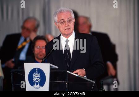 Lionel Jospin, Premierminister von Frankreich, bei einer Rede anlässlich der Verleihung des Karlspreises der Stadt Aachen an Tony Blair am 13. Mai 1999. Stockfoto