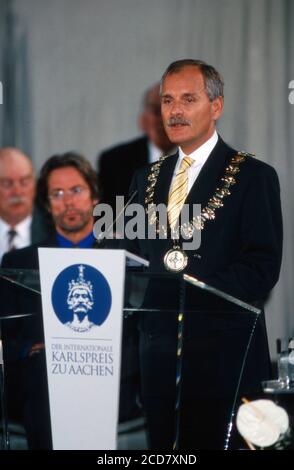 Oberbürgermeister Jürgen Unden bei einer Rede anlässlich der Verleihung des Karlspreises der Stadt Aachen an Tony Blair am 13. Mai 1999. Stockfoto