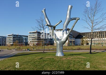 Skulptur Rüstung von Antti Laitinen im Töölönlahti Park im Zentrum von Helsinki, Finnland. 2016 installiert, formte sie sich wie ein Anzug für einen Baum Stockfoto