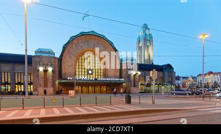 Nachtansicht zum Hauptbahnhof von Helsinki, Finnland. Das Bahnhofsgebäude wurde von Eliel Saarinen entworfen und 1919 eingeweiht Stockfoto