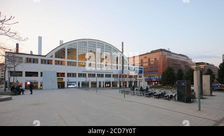 Tennispalatsi, das Kultur- und Freizeitzentrum in Kamppi, Helsinki, Finnland. Dieses funktionalistische Gebäude wurde 1938 erbaut und verfügt über vier Tennisplätze Stockfoto