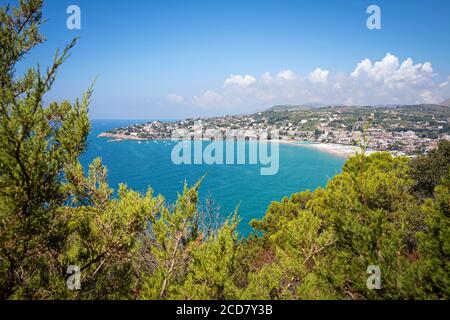 Panorama-Landschaft von Serapo Beach, einem der schönsten Sandstrände des Mittelmeers. Gaeta, Italien Stockfoto