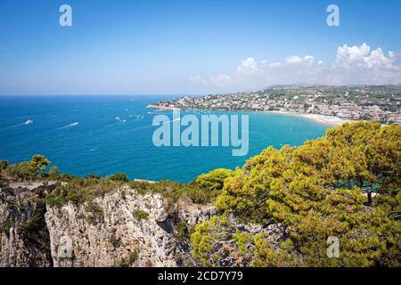 Panorama-Landschaft von Serapo Beach, einem der schönsten Sandstrände des Mittelmeers. Gaeta, Italien Stockfoto