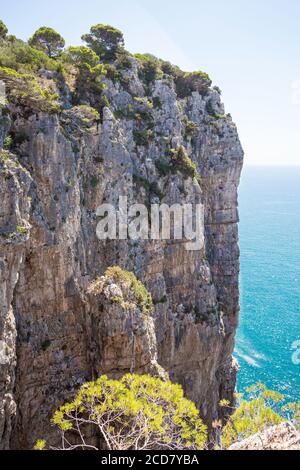 Schöne steile Klippen in Gaeta. Italienische Küste Stockfoto