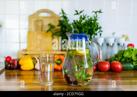 Hausgemachte Limonade in der Küche vor gesundem Hintergrund Stockfoto