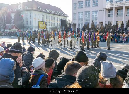 Alba Iulia, Rumänien - 01.12.2018: Militärangehörige warten darauf, an der Militärparade zum Nationalfeiertag Rumäniens teilzunehmen Stockfoto