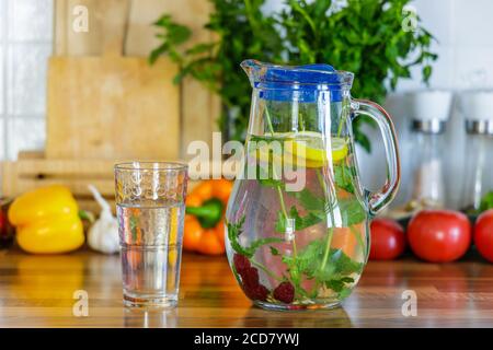 Hausgemachte Limonade in der Küche vor gesundem Hintergrund Stockfoto