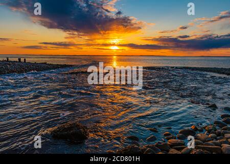 Orange Glow of Sunset of River fließt in das Meer. Stockfoto