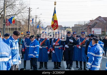 Alba Iulia, Rumänien - 01.12.2018: Die Gendarmerie in alten und neuen Uniformen wartet auf die Teilnahme an der Parade zum Nationalfeiertag Stockfoto