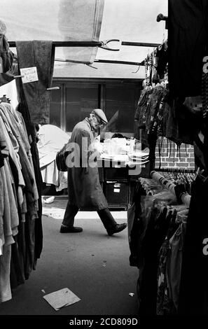 Mittags Aktivitäten im Leather Lane Market im Zentrum von London. 12. April 1989. Foto: Neil Turner Stockfoto