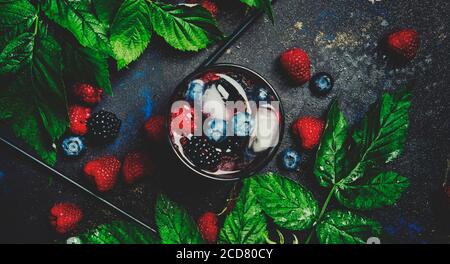 Cocktail mit Wodka, Beerensaft und Eis, Draufsicht und getöntes Bild Stockfoto