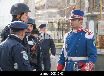 Alba Iulia, Rumänien - 01.12.2018: Offizier in traditioneller Gendarmerieuniform Stockfoto