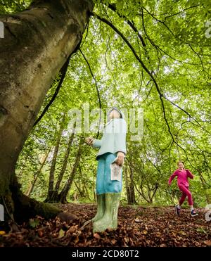 Megan Machray spielt in der Nähe einer Installation mit dem Titel 'Paper TrailÕ der Künstlerin Linda Thompson, die Teil der Ausstellung invasive Spezies im RHS Garden Harlow Carr in Harrogate ist. Stockfoto