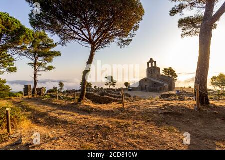 Die kleine Kirche Santa Helena in der Serra de Rodes in der Nähe des Benediktinerklosters Sant Pere de Rodes, Costa Brava, Katalonien Stockfoto