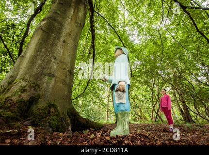 Megan Machray spielt in der Nähe einer Installation mit dem Titel 'Paper TrailÕ der Künstlerin Linda Thompson, die Teil der Ausstellung invasive Spezies im RHS Garden Harlow Carr in Harrogate ist. Stockfoto