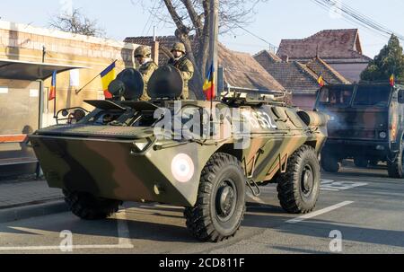 Alba Iulia, Rumänien - 01.12.2018: APC mit Besatzung wartet auf den Beginn der Militärparade Stockfoto