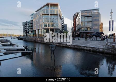 Wohngebäude in der Bryggegangen Straße in Tjuvholmen, Oslo, Norwegen. Das Gebiet ist Teil des Stadterneuerungsprojekts Fjord City Stockfoto