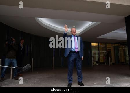 London, Großbritannien. August 2020. Sir Ed Davey winkt, nachdem er zum neuen Führer gewählt wurde. Sir Ed Davey wird zum Vorsitzenden der Liberaldemokratischen Partei gewählt. Er sicherte sich 63.5% der Stimmen gegen seine Konkurrenten Layla Moran. Liberaldemokrat Leadership Kandidat Ergebnis. Quelle: Tommy London/Alamy Live News Stockfoto