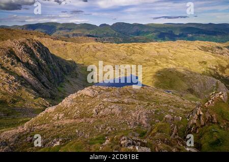 Stickle Tarn unter Pavey Ark eingebettet fiel in die Langdales. Stockfoto