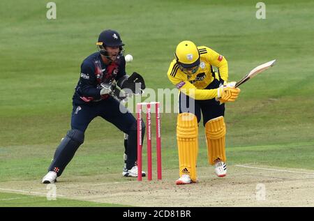 Kent Spitfires' Ollie Robinson und Hampshire's Lewis McManus (rechts) schlagen beim Vitality T20 Blast Match am Spitfire Ground, Canterbury. Stockfoto