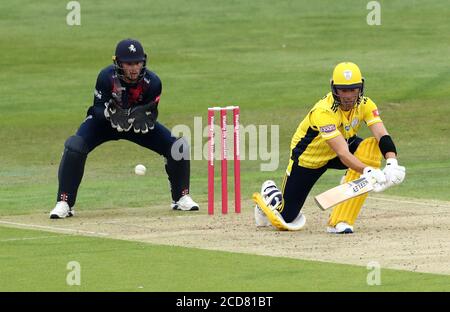 Kent Spitfires' Ollie Robinson und Hampshire's Joe Weatherley schlagen beim Vitality T20 Blast Match am Spitfire Ground in Canterbury. Stockfoto