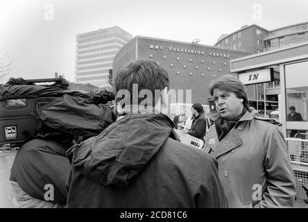 BBC Strike und NUJ und BETA-Streikposten im BBC Television Center, Wood Lane, Shepherd’s Bush. London. 24. April 1989. Foto: Neil Turner Stockfoto