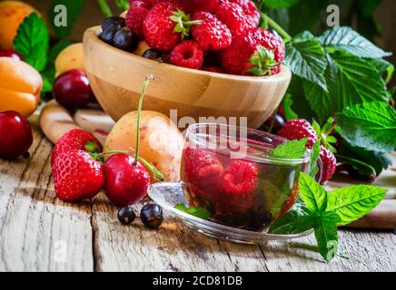 Obst- und Beerentee in einer Glaskasse, selektiver Fokus Stockfoto