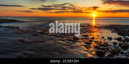 Lange Exposition des Flusses fließt in die Bay OF Fundy Bei Sunser Stockfoto