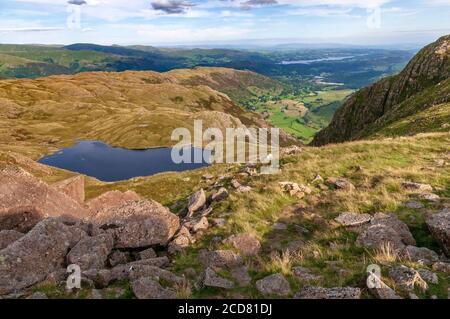 Stickle Tarn unter Pavey Ark eingebettet fiel in die Langdales. Stockfoto