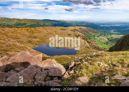 Stickle Tarn unter Pavey Ark eingebettet fiel in die Langdales. Stockfoto