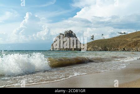 Sturm auf dem See. Shamanka Rock auf Olchon. Einer der neun Heiligen Orte Asiens. Kap Burhan. Stockfoto