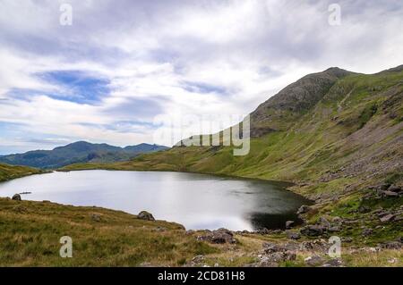 Stickle Tarn unter Pavey Ark eingebettet fiel in die Langdales. Stockfoto