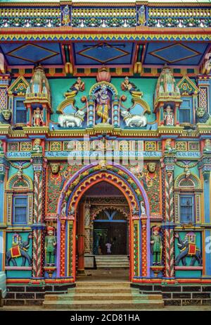 Bemalte Fassade und Gateway für Männer nur Swaminarayan Tempel, Bhuj, Kutch, Gujarat, indien, asien Stockfoto