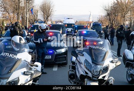 Alba Iulia, Rumänien - 01.12.2018: Polizisten und Mitarbeiter des Innenministeriums warten auf die Teilnahme an der Parade zur Feier des Jahres 100 Stockfoto