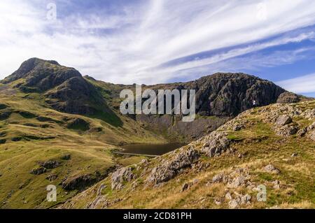 Stickle Tarn unter Pavey Ark eingebettet fiel in die Langdales. Stockfoto