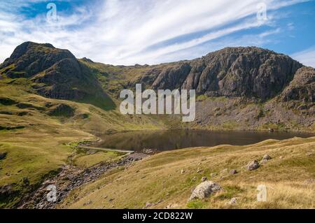 Stickle Tarn unter Pavey Ark eingebettet fiel in die Langdales. Stockfoto