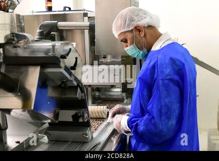 Damaskus, Syrien. August 2020. Ein Mann arbeitet am 27. August 2020 in einer Pharmafabrik in Damaskus, der Hauptstadt Syriens. Quelle: Ammar Safarjalani/Xinhua/Alamy Live News Stockfoto