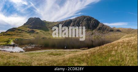 Stickle Tarn unter Pavey Ark eingebettet fiel in die Langdales. Stockfoto