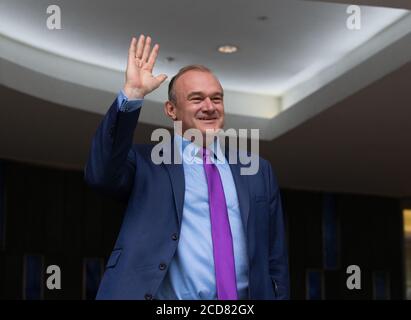 London, Großbritannien. August 2020. Sir Ed Davey winkt, nachdem er zum neuen Führer gewählt wurde. Sir Ed Davey wird zum Vorsitzenden der Liberaldemokratischen Partei gewählt. Er sicherte sich 63.5% der Stimmen gegen seine Konkurrenten Layla Moran. Liberaldemokrat Leadership Kandidat Ergebnis. Quelle: Tommy London/Alamy Live News Stockfoto