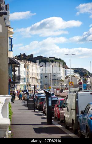 Hastings Castle auf dem West Hill Blick über Hastings Stadt mit dem East Hill in der Ferne in Hastings, Sussex, England, Großbritannien. Stockfoto