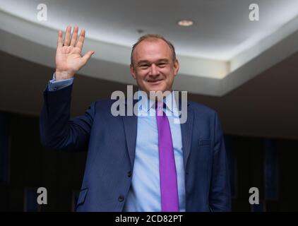 London, Großbritannien. August 2020. Sir Ed Davey winkt, nachdem er zum neuen Führer gewählt wurde. Sir Ed Davey wird zum Vorsitzenden der Liberaldemokratischen Partei gewählt. Er sicherte sich 63.5% der Stimmen gegen seine Konkurrenten Layla Moran. Liberaldemokrat Leadership Kandidat Ergebnis. Quelle: Tommy London/Alamy Live News Stockfoto