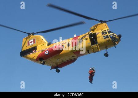 HUBSCHRAUBERRETTUNG DURCH DIE KANADISCHEN STREITKRÄFTE CH-113A VOYAGEUR VON 424 GESCHWADER. Stockfoto