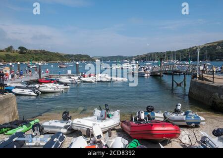 Schlauchboote auf dem Slipway am Whitestrand Ponton in Salcombe, South Hams, Devon Stockfoto