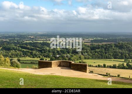 Blick über die Surrey Hills Landschaft vom Box Hill Aussichtspunkt mit dem Salomons Memorial in den North Downs, Surrey Landschaft, Großbritannien Stockfoto