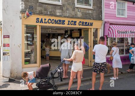 Leute, die vor dem Salcombe Eisdiele in Fore Street, Salcombe, South Hams, Devon Schlange stehen Stockfoto