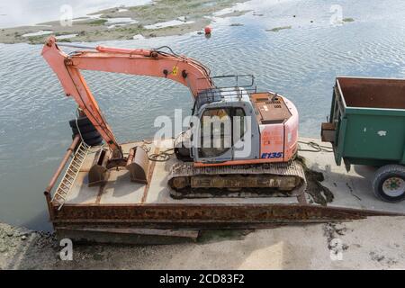 Roter mechanischer Bagger auf einem Lastkahn. Leigh on Sea, Essex Stockfoto